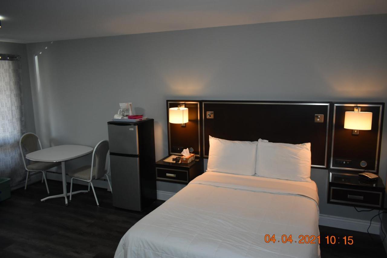 Time Travellers Motel Petawawa Екстер'єр фото