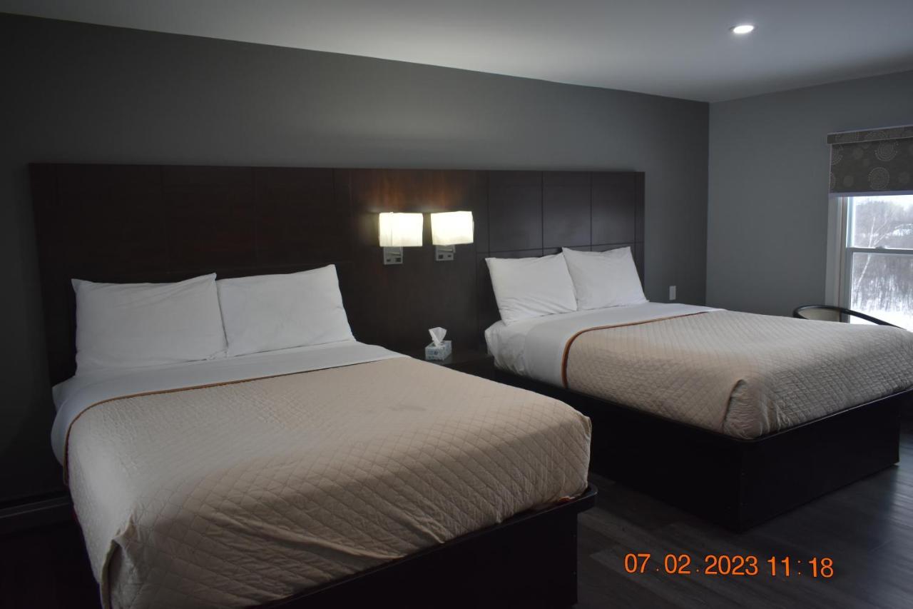 Time Travellers Motel Petawawa Екстер'єр фото