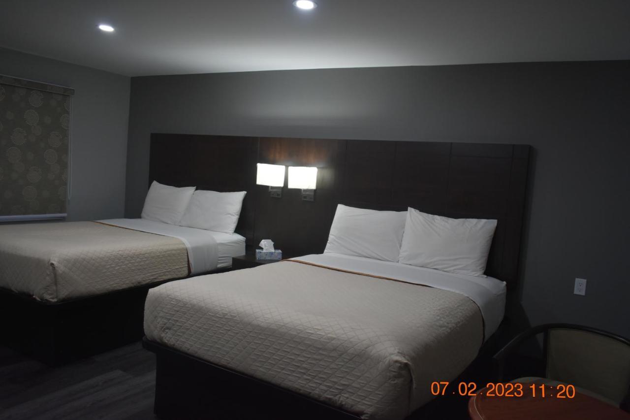 Time Travellers Motel Petawawa Екстер'єр фото