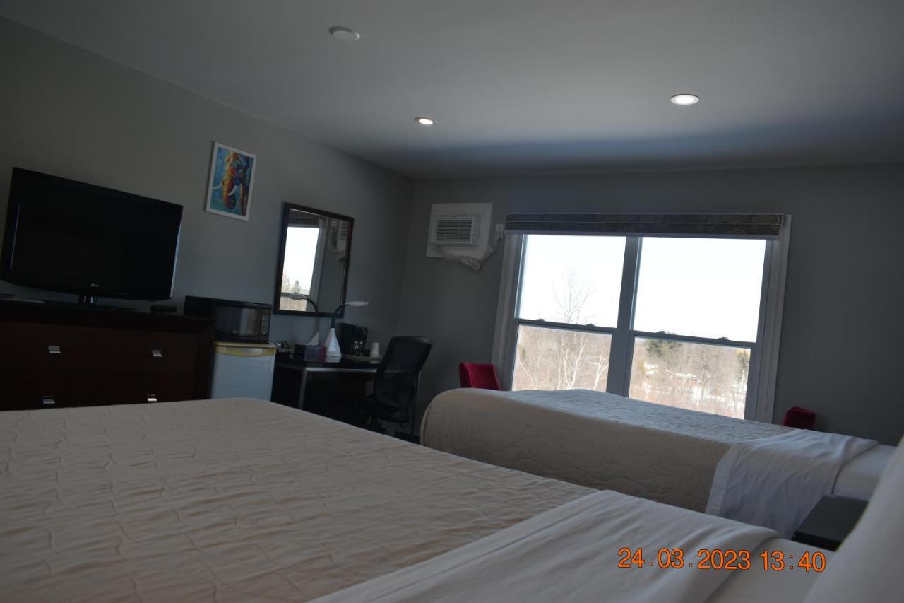 Time Travellers Motel Petawawa Екстер'єр фото