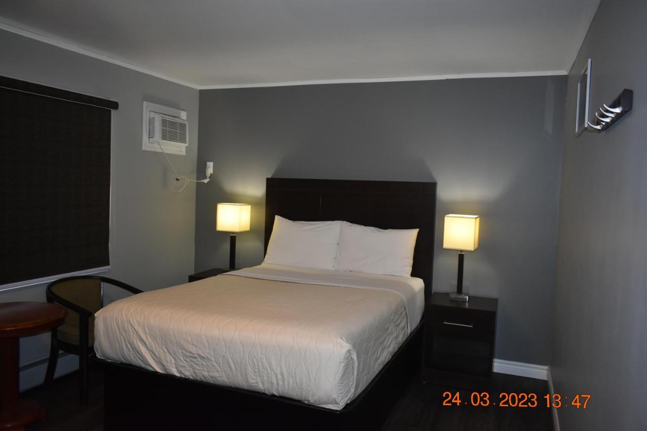 Time Travellers Motel Petawawa Екстер'єр фото