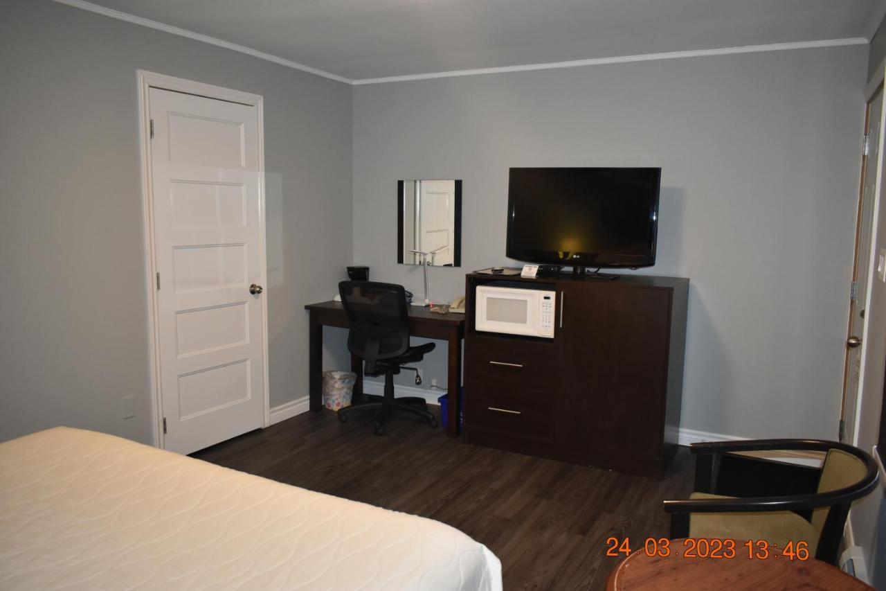 Time Travellers Motel Petawawa Екстер'єр фото