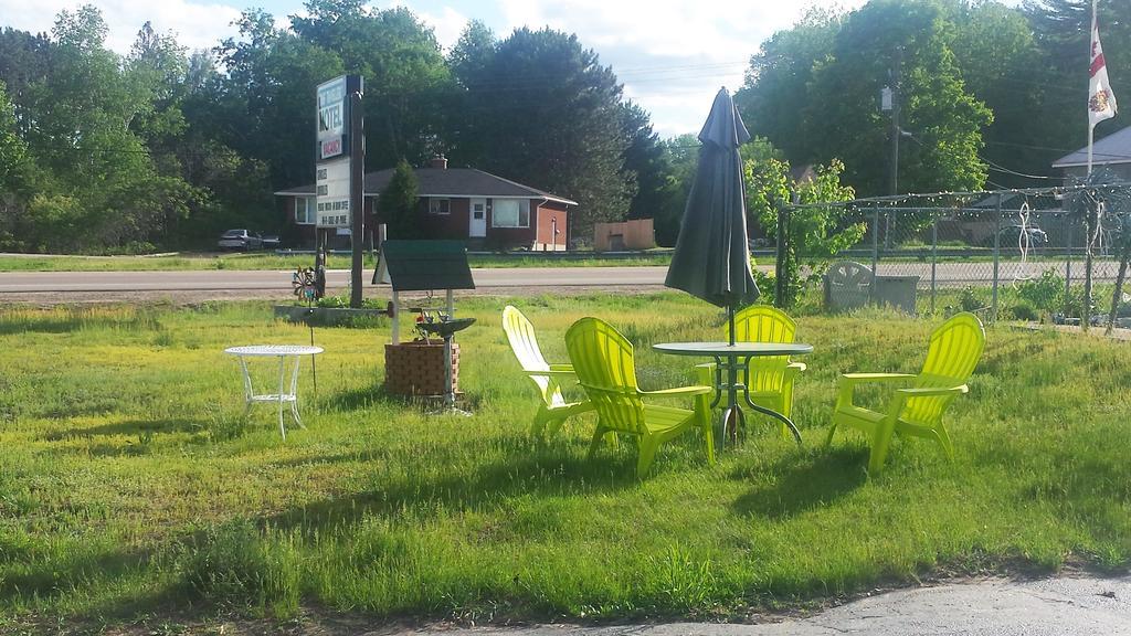 Time Travellers Motel Petawawa Екстер'єр фото