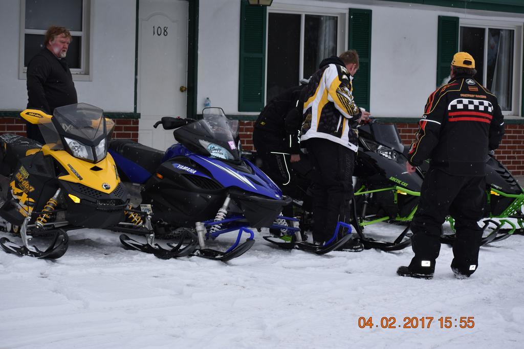Time Travellers Motel Petawawa Екстер'єр фото