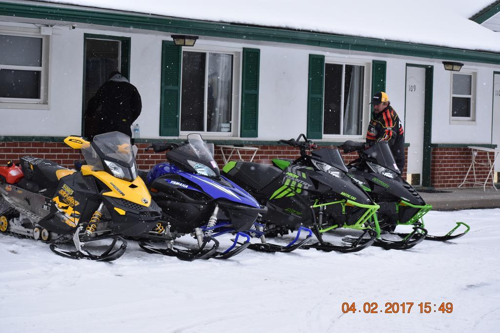 Time Travellers Motel Petawawa Екстер'єр фото