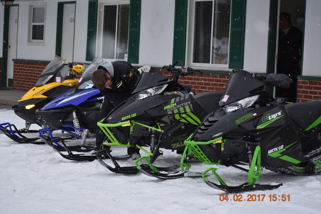 Time Travellers Motel Petawawa Екстер'єр фото